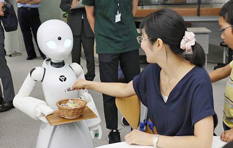 کافه‌ای با گارسون‌های رباتیک برای معلولان اشتغالزایی می‌کند (+فیلم و عکس)