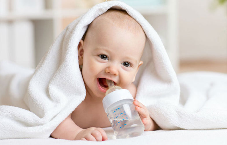 چرا نوزادان نباید آب بنوشند؟