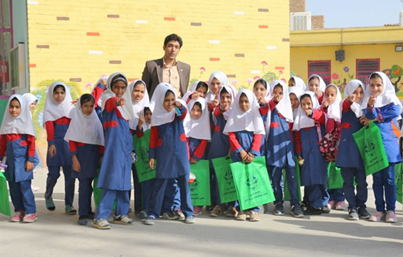 توزیع هدایای بانک کشاورزی در مدارس مناطق محروم استان یزد