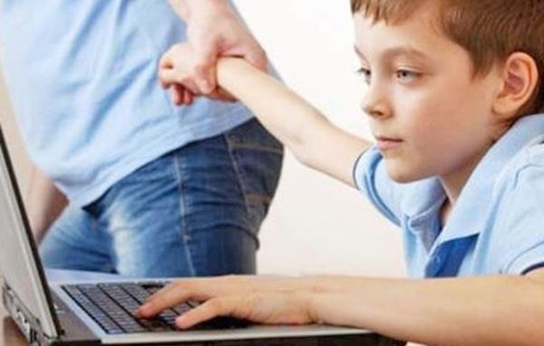 انگلیس از کودکان در فضای آنلاین محافظت می کند