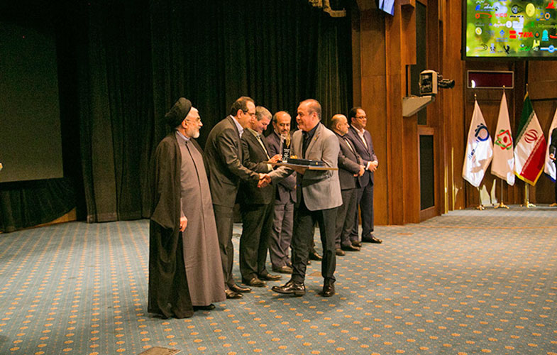 دریافت نشان عالی پربازده‌ترین و سودآورترین شرکت سرمایه‌گذاری در ایران توسط شرکت پارس‌آریان