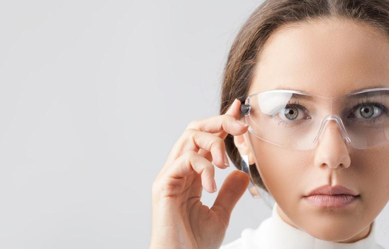 عینک هوشمندی که بدون نمایشگر تصاویر را داخل چشم پخش می‌کند