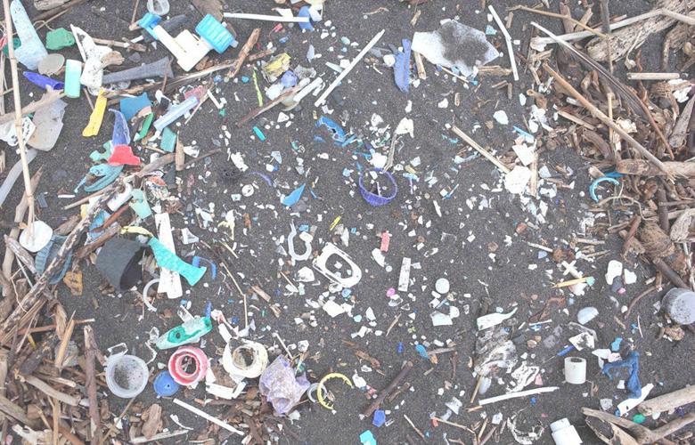 ۳۰۰ قطعه زباله پلاستیکی در هر متر از سواحل دور افتاده‌ترین جزایر دنیا