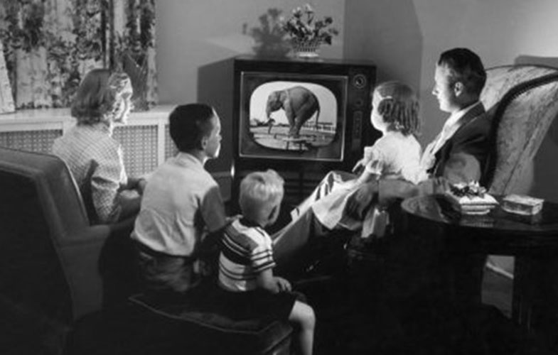 علاقه عجیب انگلیسی ها به استفاده از تلویزیون سیاه و سفید