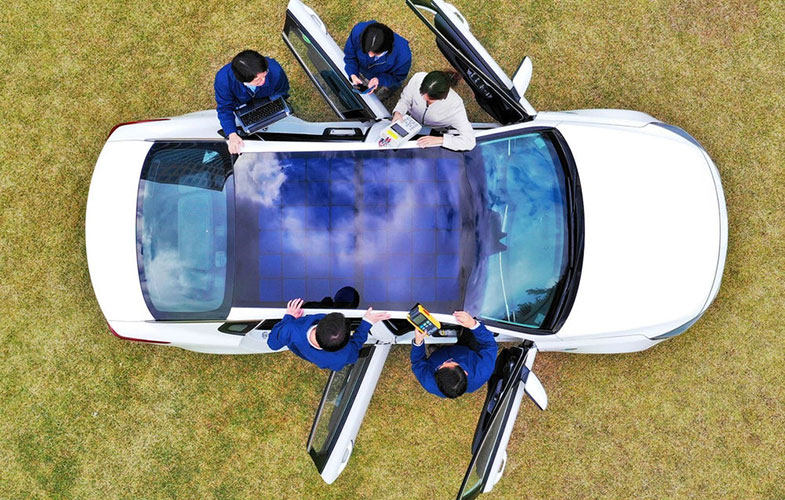 پنل های خورشیدی سقفی باتری خودرو را شارژ می کنند (+عکس)