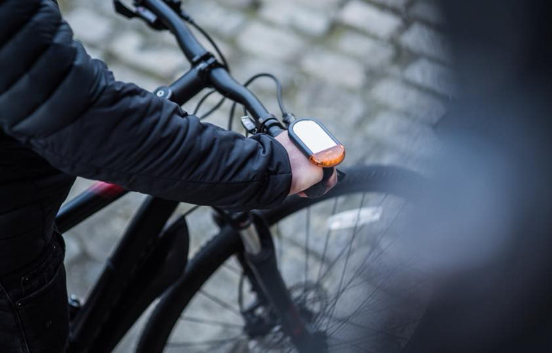 آیینه هوشنمدی که روی دست دوچرخه سوار نصب می‌شود (+عکس)