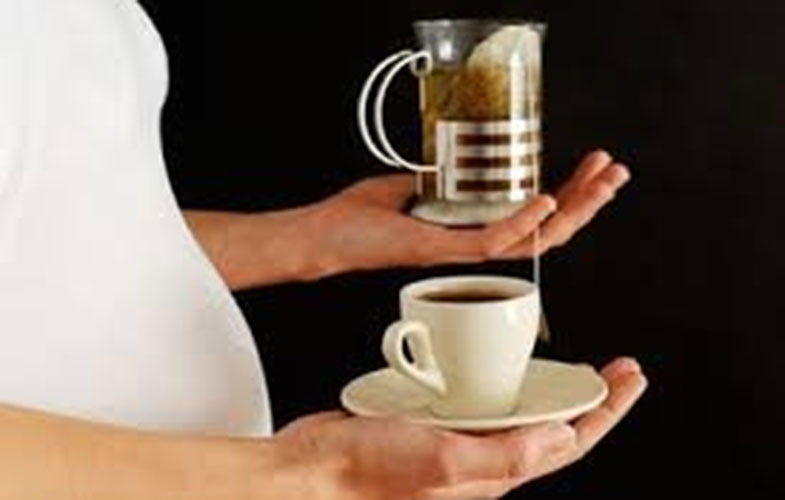 مصرف کافئین در دوره بارداری وزن نوزاد را کاهش می‌دهد
