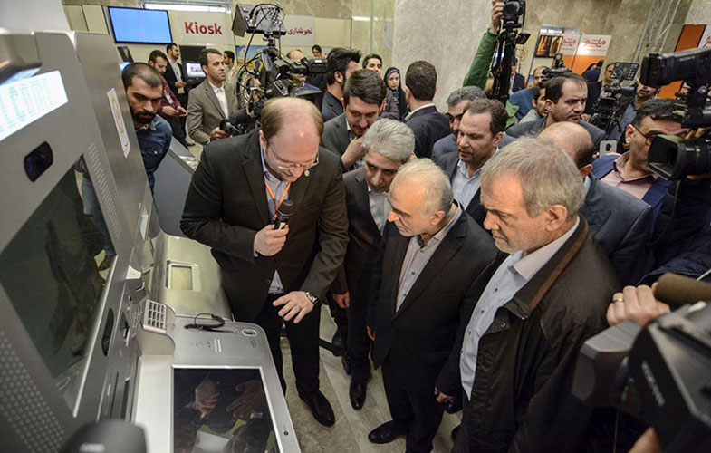 وزیر اقتصاد: تحولات فناورانه بانک ملی ایران مقدمه اقتصاد هوشمند است
