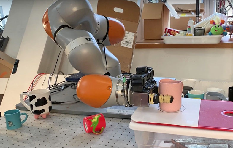 مغز رباتیک کار کردن با اشیای ناشناخته را به ربات‌ها می‌آموزد (+ویدئو)