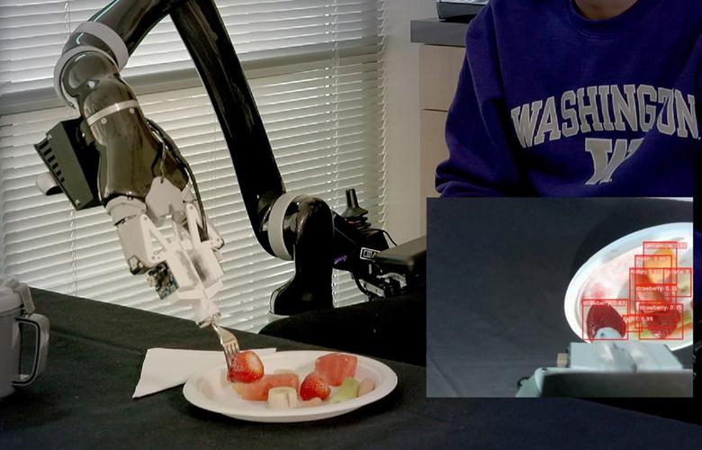 بازوی روباتیکی که غذا را داخل دهان افراد معلول می‌گذارد (+عکس)