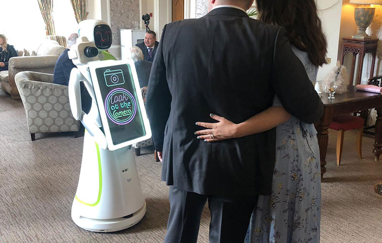 این ربات در مجالس عروسی عکاسی می کند! (+عکس)