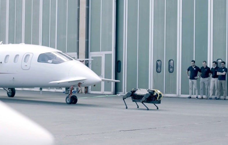 رباتی که هواپیما را به دوش کشید (+فیلم و عکس)