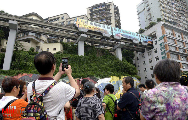 عبور قطار شهری از داخل یک مجتمع مسکونی در چونگ کینگ، چین