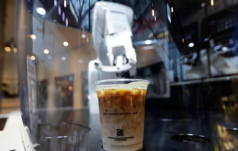 این کافه را ربات‌ها می‌چرخانند (+فیلم و عکس)