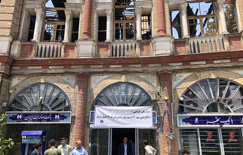 بیمه سرمد در جبران خسارات آتش‌سوزی میدان حسن آباد پیش قدم شد