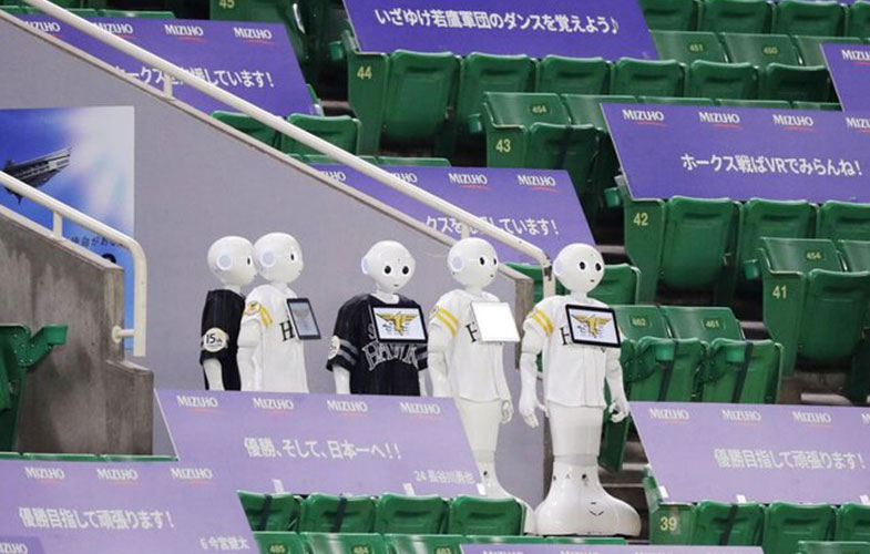 ربات‌هایی که در استادیوم جایگزین هواداران شدند! (+عکس)