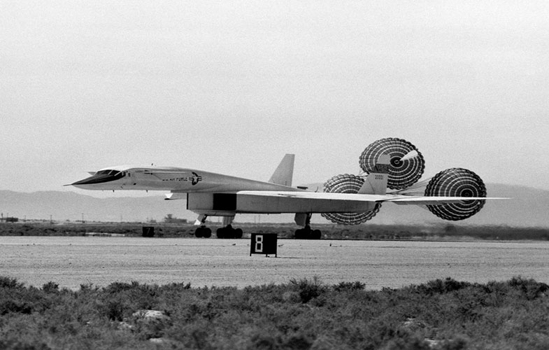 وقتی آخرین بمب افکن XB-70 والکیری آشیانه خود را ترک می کند! (+عکس)
