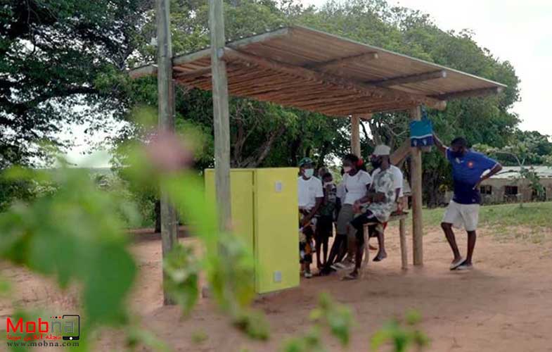 زرافه خورشیدی؛ فضایی مشترک برای شارژ تلفن‌ در موزامبیک (+عکس)