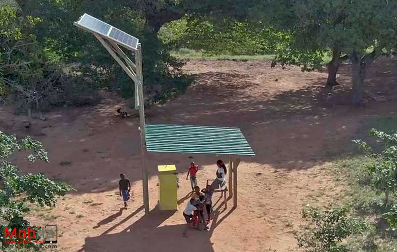 زرافه خورشیدی؛ فضایی مشترک برای شارژ تلفن‌ در موزامبیک (+عکس)