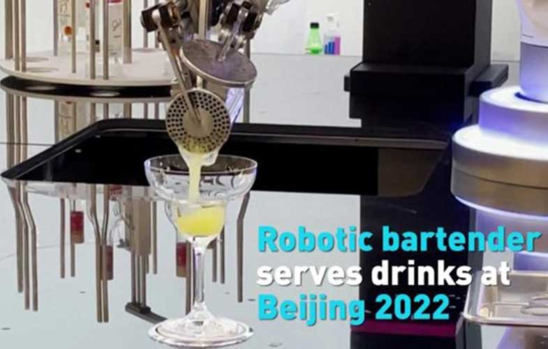 رباتی که برای خبرنگاران نوشیدنی سرو می‌کند