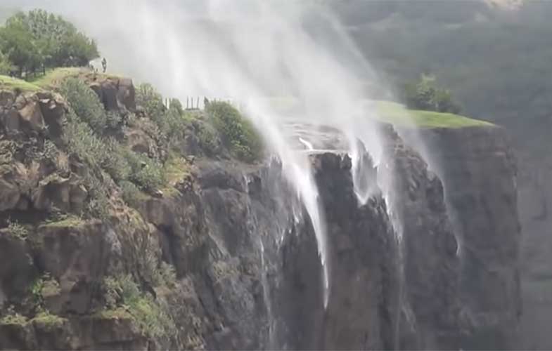 آبشارهای معکوس؛ پدیده‌ای عجیب از ژاپن تا شیلی (+فیلم)