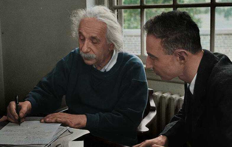 اینشتین در کنار «پدر بمب اتمی» (عکس)