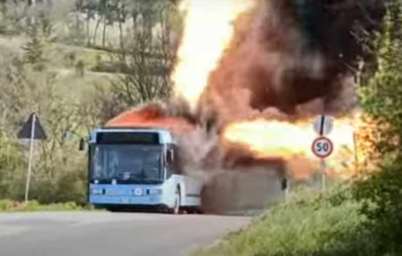 آتش گرفتن وحشتناک مخزن گاز CNG و اتوبوسی که در ایتالیا خاکستر شد! (+فیلم)
