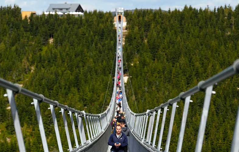 متفاوت ترین پل عابر پیاده جهان