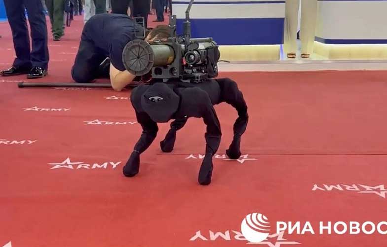 روسیه از یک سگ رباتیک با قابلیت پرتاب راکت رونمایی کرد (+فیلم)