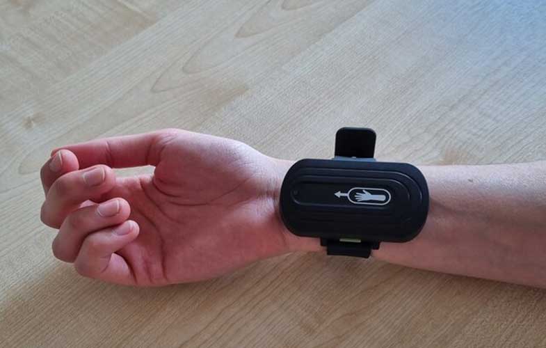 توقف علائم بیماری «تورِت» با کمک یک دستبند هوشمند