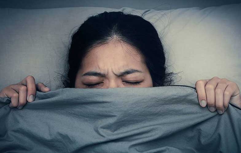 خوابیدن درکنار گوشی؛ عملی رایج اما فاجعه‌بار برای سلامتی