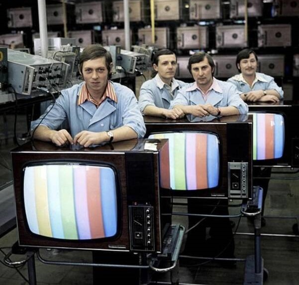 خط تولید تلویزیون رنگی در شوروی سابق! (عکس)