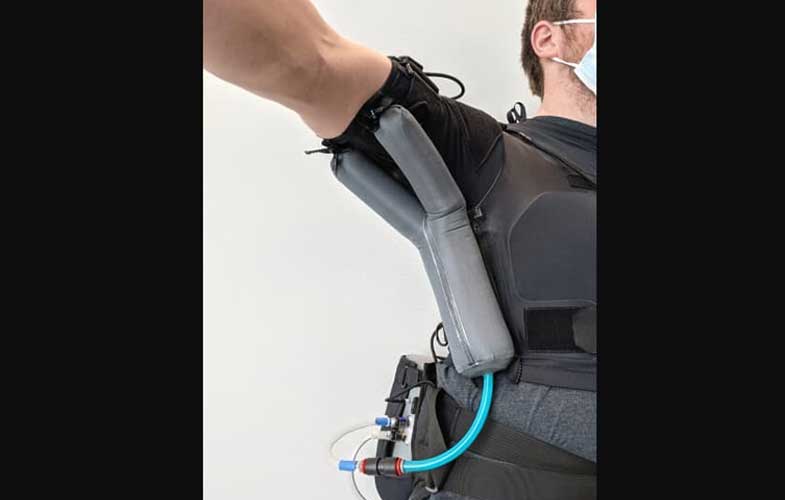 ربات پوشیدنی به افراد فلج کمک می‌کند دستشان را حرکت دهند (+عکس)