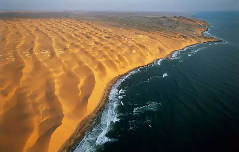 یکی از خشک ترین مناطق زمین که به دریا چسبیده است! (+عکس)