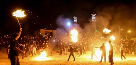 مراسم عزاداری با زنجیر آتشی در شهرکرد (عکس)