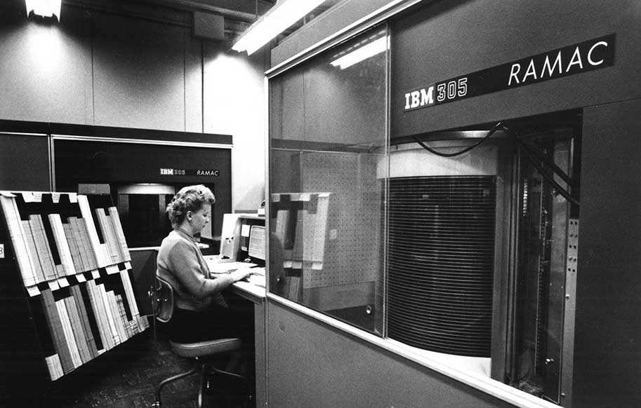 آی بی ام 305 راماک؛ معرفی نخستین هارد دیسک تجاری جهان (+عکس)