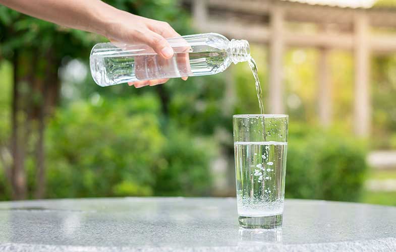 با نوشیدن بیش از حد آب چه اتفاقی برای بدن می‌افتد؟