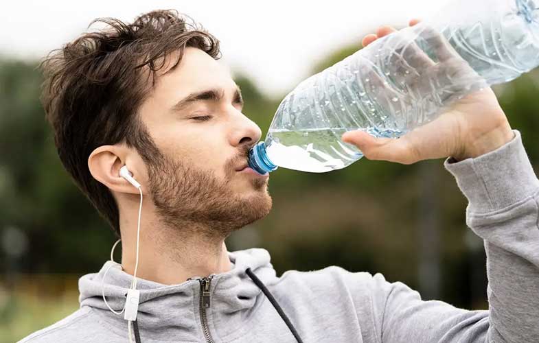 با نوشیدن بیش از حد آب چه اتفاقی برای بدن می‌افتد؟