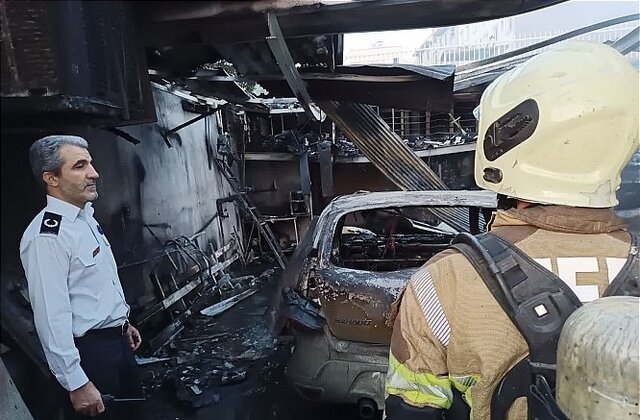 آتش گرفتن مغازه صافکاری با ۲ خودرو در جنوب تهران