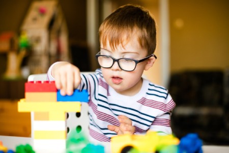 بهترین اسباب بازی برای کودکان اوتیسم در تمام سنین