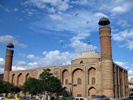 گردش در مسجد صاحب الامر تبریز: سفری به دنیای فرهنگ و معماری ایرانی
