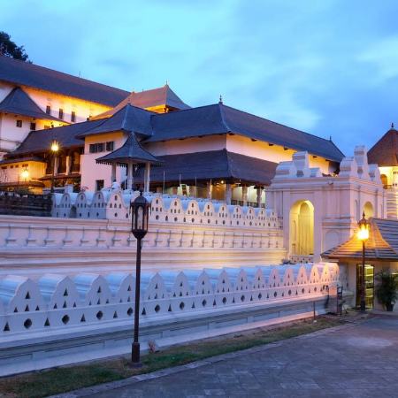 آیین‌ها و رسوم معبد دندان سریلانکا: یک سفر به دنیای اسرارآمیز باورهای بودایی