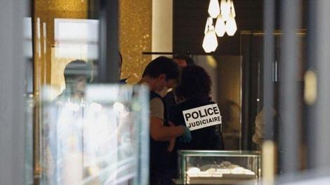 دستبرد ۱۵ میلیون یورویی دزدان شیک پوش به یک جواهر فروشی در قلب پاریس