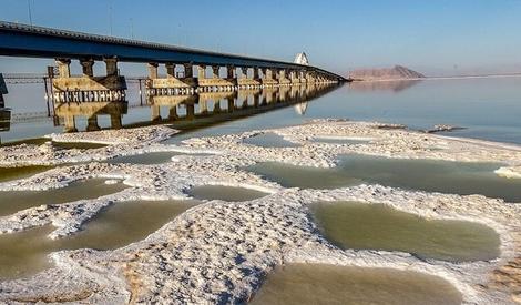 کارشناس محیط زیست: در دهه هفتاد همایش «چگونه از شر دریاچه ارومیه خلاص شویم» در دانشگاه تبریز برگزار شد / ما به دست خودمان این بلا را سر دریاچه آوردیم