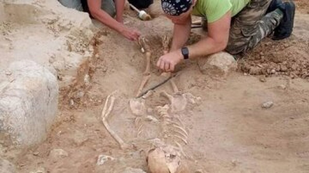 پیدا شدن اسکلت کودک خون‌آشام ۴۰۰ ساله با پاهای بسته (+عکس)