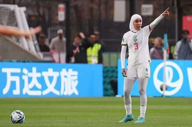 یک زن با حجاب چگونه تاریخ‌ساز فوتبالِ جهان شد؟