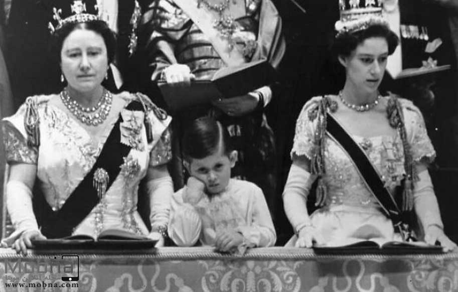 پادشاه چارلز سوم در بالکن کاخ باکینگهام پس از تاجگذاری مادرش در سال 1953 (عکس)