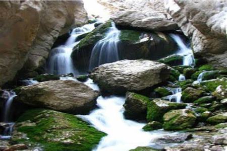 کاوشی در آبشار تنگه رود قر: سفری به دل طبیعت