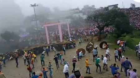 ۱۵۰ زخمی در جشنواره عجیب سنگ‌ پرانی هند
