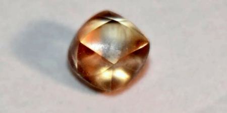 کودک ۷ ساله به طور اتفاقی یک الماس قهوه‌ای کشف کرد